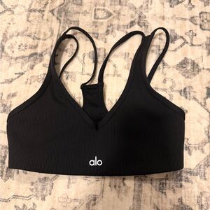 Alo ribbed jump start v neck bra